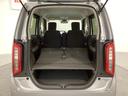 リアシートの背もたれを倒してさらに広々としたトランクスペースになります。段差も少なく荷物の出し入れもしやすくなっています。