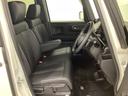 女性でも運転がしやすいように、シートの高さ調整機能(シートリフター)がついています。運転席と助手席の間が空いている為、助手席側への移動がスムーズです。交通量の多い道でも助手席側から乗り降りができます。