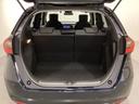 ラゲッジも広く使いやすいトランクは、開口部も広く荷物の積み下ろしもしやすいお車となっております。リアシートの背もたれは６：４の割合で分割して可倒できるので、長いお荷物などを載せることもできます。