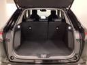 ラゲッジも広く使いやすいトランクは、開口部も広く荷物の積み下ろしもしやすいお車となっております。リアシートの背もたれは6:4の割合で分割して可倒できるので、長いお荷物などを載せることもできます。