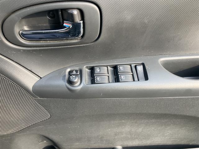 パワーウィンドウのスイッチですよ。運転席に居ながら窓を開け閉めのコントロールできますよ。