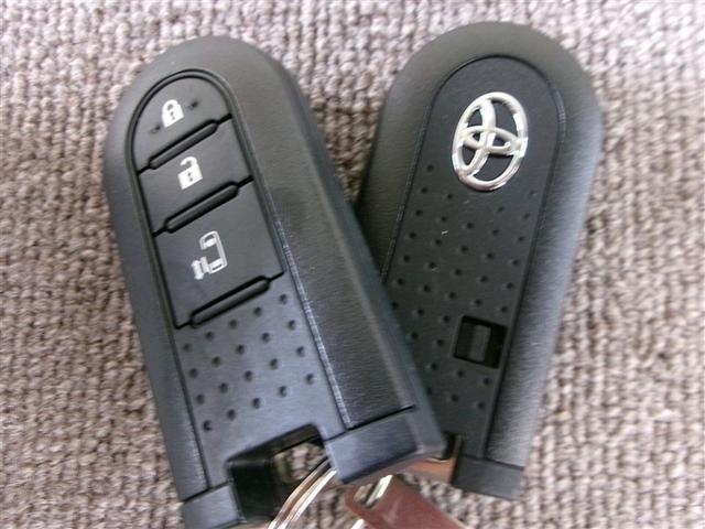 鍵がポケットの中でもドアの開閉、エンジンスタートが可能！便利なスマートキーです！