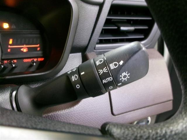 車外の明るさに応じて、自動的にライトの点灯・消灯を行います。