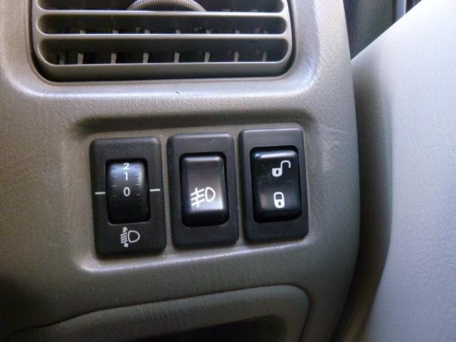 ベースグレード 4WD オートマ タイミングベルト交換済 リヤヒーター ETC インナーミラー連動バックカメラ キーレス フォグランプ プライバシーガラス オーバーヘッドシェルフ アームレスト 電動ミラー 外装現状車(15枚目)