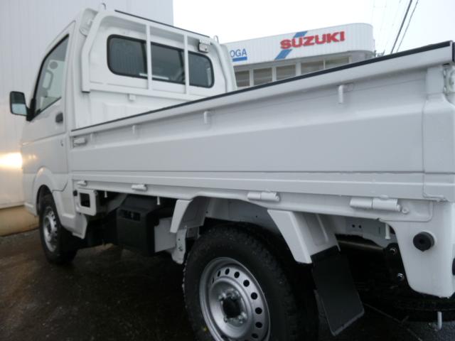 KCエアコン・パワステ 届出済未使用車 4WD 5MT エアコン パワステ 車検令和7年1月 すぐ乗れます 横滑り防止装置 ABS 両側エアバック ぬかるみ脱出アシスト メッキフロントガーニッシュ オートライト AM/FM(5枚目)