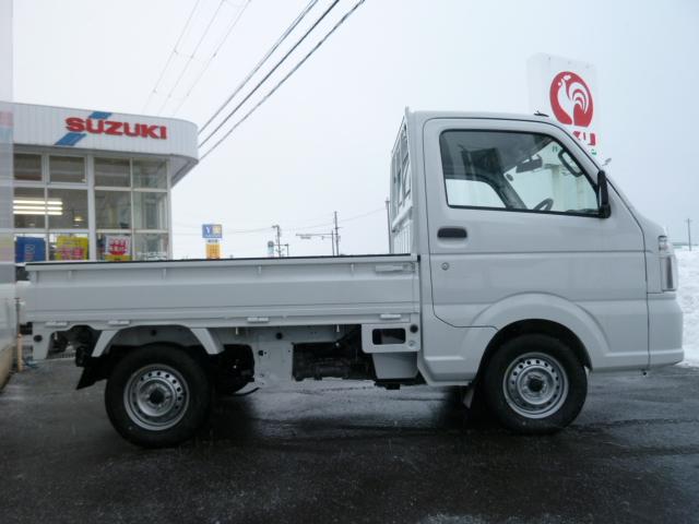 KCエアコン・パワステ農繁仕様 届出済未使用車 4WD 高低速切替5MT デフロック 強化リヤサスペンション 車検令和7年2月 ゲートプロテクター バックブザー 荷台作業灯 リヤゲートチェーン みち板引掛式リヤゲート(9枚目)