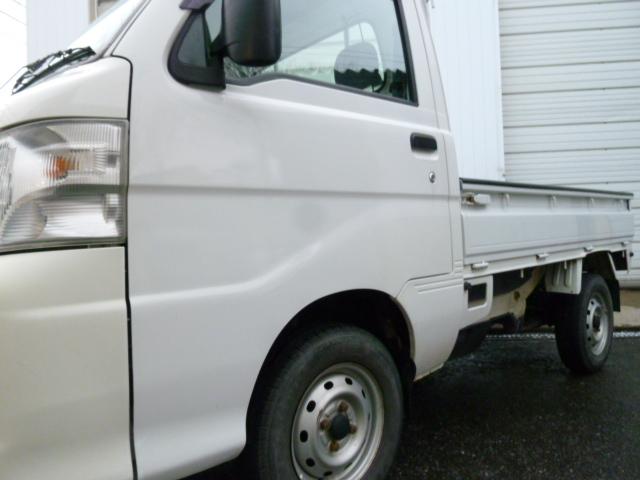 ハイゼットトラック スペシャル　４ＷＤ　５速ＭＴ　ストロング防錆　パワステ　リヤ４枚スプリング　サイドアンダーミラー　間欠式２スピードワイパー　シガーライター　両側サンバイザー　シートスライド　ショッピングフック　両側乗降グリップ（3枚目）