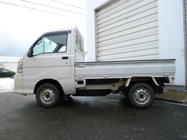 ハイゼットトラック スペシャル　４ＷＤ　５速ＭＴ　ストロング防錆　パワステ　リヤ４枚スプリング　サイドアンダーミラー　間欠式２スピードワイパー　シガーライター　両側サンバイザー　シートスライド　ショッピングフック　両側乗降グリップ（4枚目）