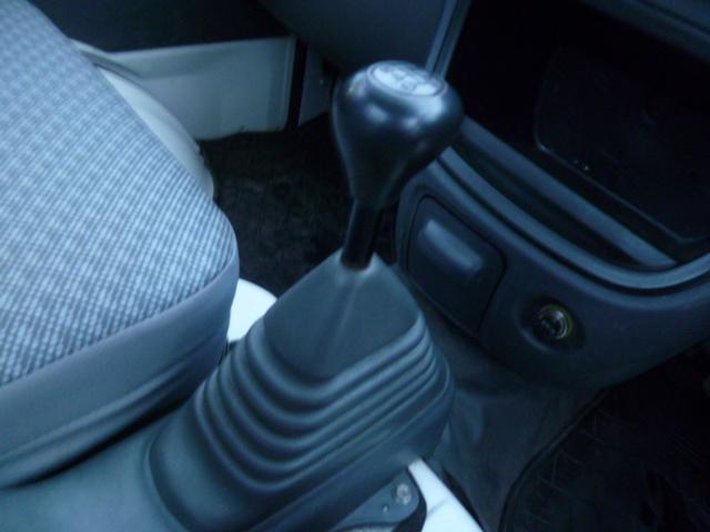 ハイゼットトラック スペシャル　４ＷＤ　５速ＭＴ　ストロング防錆　パワステ　リヤ４枚スプリング　サイドアンダーミラー　間欠式２スピードワイパー　シガーライター　両側サンバイザー　シートスライド　ショッピングフック　両側乗降グリップ（12枚目）