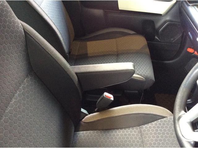 フロントシート：アームレスト装備