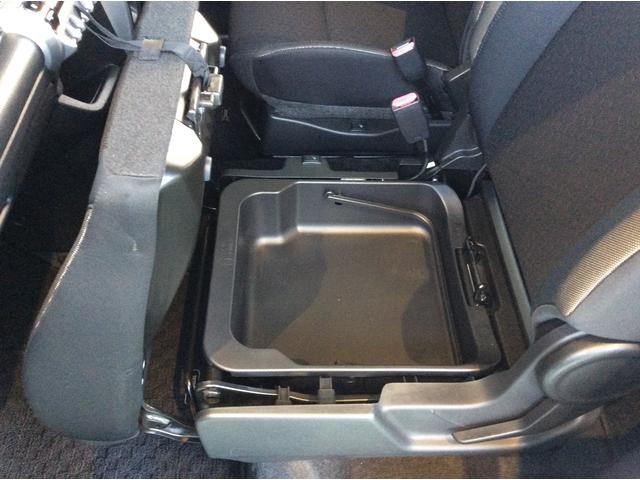 助手席下小物入れ