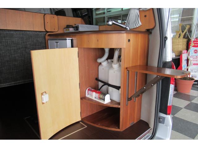 8ナンバーキャンピング ビークル製ブロス 禁煙車 FFファンヒーター インバーター 外部電源 走行充電 冷蔵庫 2段ベット Wエアコン リヤヒーター SDナビフルセグBカメラ(11枚目)