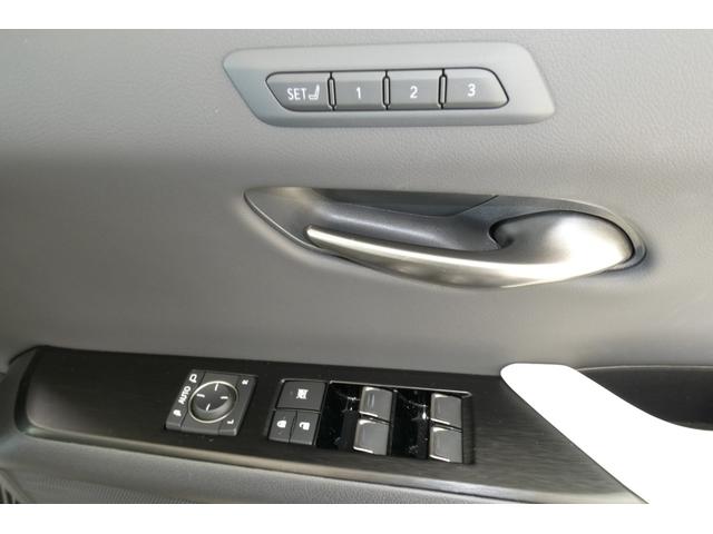ＵＸ ＵＸ２５０ｈ　Ｆスポーツ　レクサスセーフティ　ＴＲＤエアロ　ＴＲＤマフラー　１２．３インチディスプレイ　レクサスナビ／フルセグＴＶ／全方位モニター　レクサスクライメイトコンシェルジュ　ムーンルーフ　修復歴無　ワンオーナー禁煙車（8枚目）