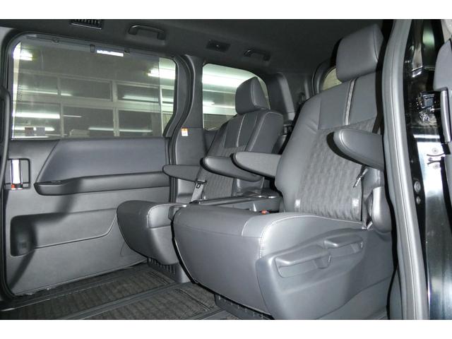 ノア ハイブリッドＳ－Ｚ　４ＷＤ　寒冷地仕様　快適利便パッケージ　１０．５インチディスプレイオーディオ　純正ナビ／フルセグＴＶ／Ｂカメラ　ＣＤ・ＤＶＤデッキ　両側パワースライド　パワーリヤゲート　登録済未使用車（17枚目）