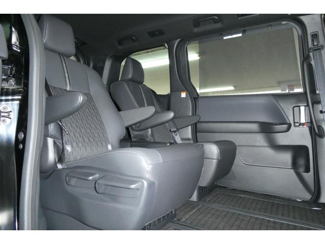 ノア ハイブリッドＳ－Ｚ　４ＷＤ　寒冷地仕様　快適利便パッケージ　１０．５インチディスプレイオーディオ　純正ナビ／フルセグＴＶ／Ｂカメラ　ＣＤ・ＤＶＤデッキ　両側パワースライド　パワーリヤゲート　登録済未使用車（18枚目）