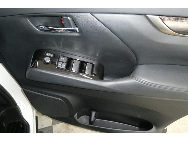 アルファード ２．５Ｓ　タイプゴールドＩＩ　４ＷＤ　メーカーナビフルセグＢカメラ／ブルートゥース／ＣＤ・ＤＶＤデッキ　１２．１インチフリップダウン　シーケンシャルターンシグナルランプ　両側パワスラ　電動リヤゲート　修復歴無ワンオーナー禁煙車（9枚目）