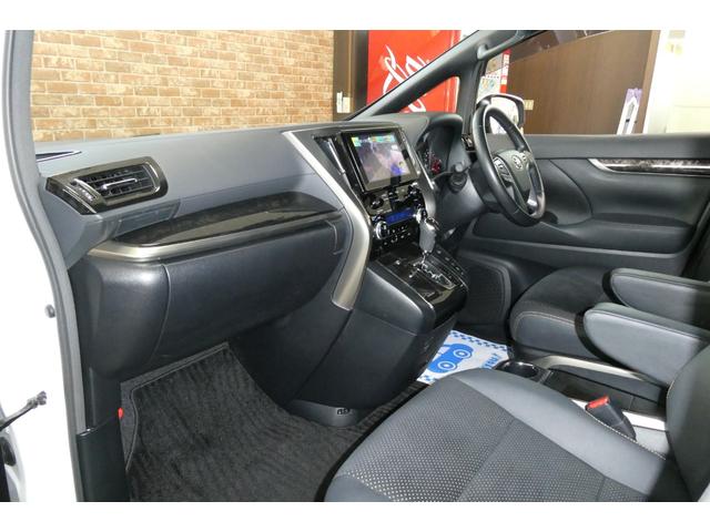 アルファード ２．５Ｓ　タイプゴールドＩＩ　４ＷＤ　メーカーナビフルセグＢカメラ／ブルートゥース／ＣＤ・ＤＶＤデッキ　１２．１インチフリップダウン　シーケンシャルターンシグナルランプ　両側パワスラ　電動リヤゲート　修復歴無ワンオーナー禁煙車（12枚目）