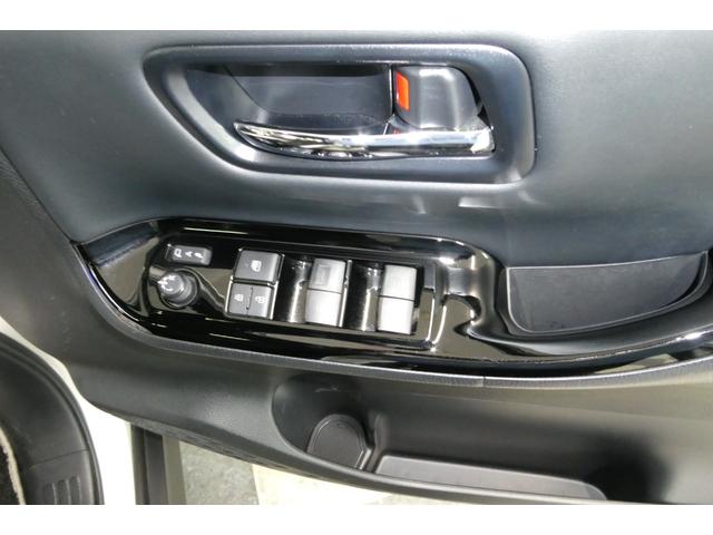 ノア Si ダブルバイビーIII 4WD トヨタセーフティセンス 純正10インチSDナビ/フルセグTV/Bカメラ DVDビデオ再生/ブルートゥース接続 後席専用純正フリップダウン 修復歴無し 禁煙車(9枚目)