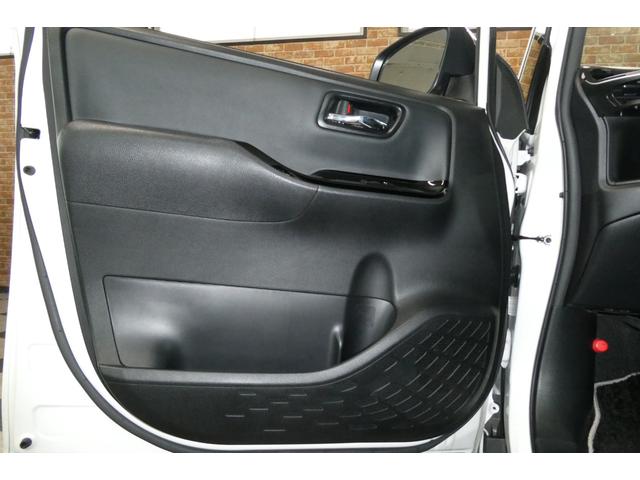 ノア Si ダブルバイビーIII 4WD トヨタセーフティセンス 純正10インチSDナビ/フルセグTV/Bカメラ DVDビデオ再生/ブルートゥース接続 後席専用純正フリップダウン 修復歴無し 禁煙車(11枚目)