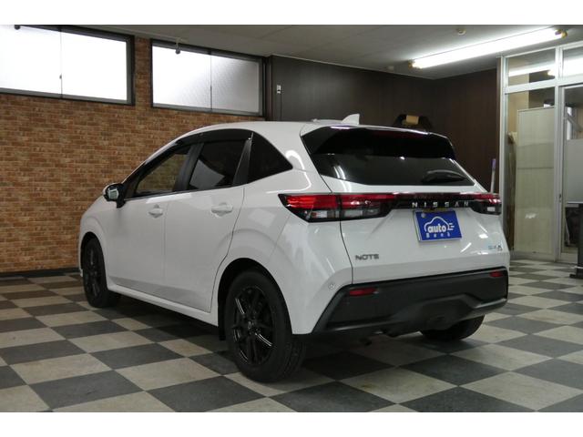 当店の物件は国で定められた認証自社工場でしっかりとした法定点検整備を実施後に御納車させて頂いております。御納車前の内外装の磨きやクリーニングも専属のスタッフが心を込めてピカピカにて御納車致します。