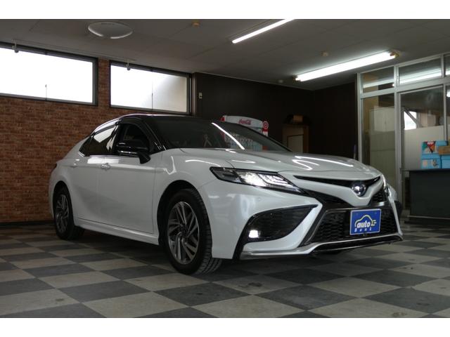 カムリ ＷＳ　ＨＹＢＲＩＤ　Ｅ－Ｆｏｕｒ　セーフティセンス　純正９インチディスプレイオーディオ　フルセグＴＶ／バックカメラ　モデリスタ１７インチＡＷ　ＬＥＤヘッドライト　ドラレコ　ＥＴＣ２．０　修復歴無　禁煙車（3枚目）