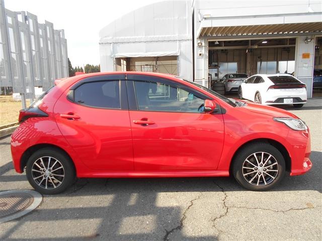 ヤリス ハイブリッドＧ　４ＷＤ　ハイブリッド　トヨタセーフティセンス　寒冷地仕様　ディスプレイオーディオ　バックカメラ　ＥＴＣ　シートヒーター　エンジンスターター　オートエアコン（4枚目）