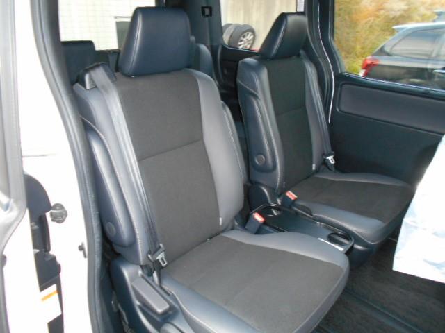 ノア Si ダブルバイビーII 4WD 乗車定員7人 両側電動スライドドア スマートキー(11枚目)