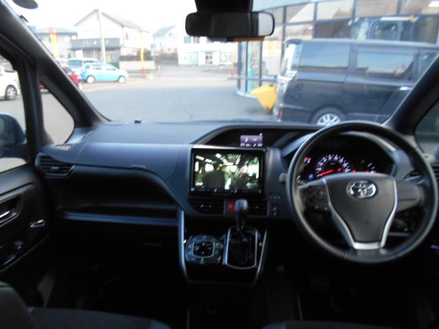 ヴォクシー ＺＳ　煌ＩＩＩ　４ＷＤ　乗車定員７人　両側電動スライドドア　メモリーナビ　フルセグＴＶ　バックカメラ　後席モニター　３列シート　アイドリングストップ　盗難防止システム　記録簿　衝突被害軽減システム　ＡＢＳ（2枚目）