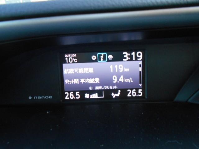 ヴォクシー ＺＳ　煌ＩＩＩ　４ＷＤ　乗車定員７人　両側電動スライドドア　メモリーナビ　フルセグＴＶ　バックカメラ　後席モニター　３列シート　アイドリングストップ　盗難防止システム　記録簿　衝突被害軽減システム　ＡＢＳ（7枚目）