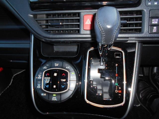 ヴォクシー ＺＳ　煌ＩＩＩ　４ＷＤ　乗車定員７人　両側電動スライドドア　メモリーナビ　フルセグＴＶ　バックカメラ　後席モニター　３列シート　アイドリングストップ　盗難防止システム　記録簿　衝突被害軽減システム　ＡＢＳ（8枚目）