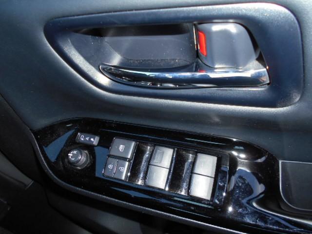 ヴォクシー ＺＳ　煌ＩＩＩ　４ＷＤ　乗車定員７人　両側電動スライドドア　メモリーナビ　フルセグＴＶ　バックカメラ　後席モニター　３列シート　アイドリングストップ　盗難防止システム　記録簿　衝突被害軽減システム　ＡＢＳ（11枚目）