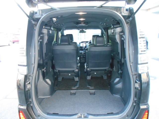 ヴォクシー ＺＳ　煌ＩＩＩ　４ＷＤ　乗車定員７人　両側電動スライドドア　メモリーナビ　フルセグＴＶ　バックカメラ　後席モニター　３列シート　アイドリングストップ　盗難防止システム　記録簿　衝突被害軽減システム　ＡＢＳ（16枚目）
