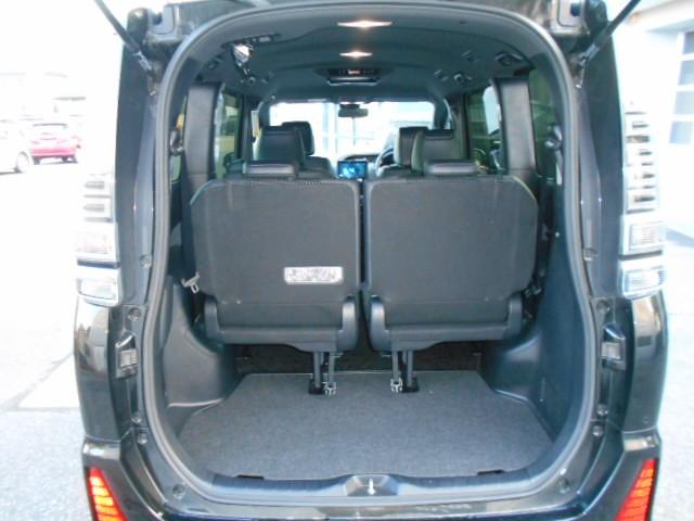 ヴォクシー ＺＳ　煌ＩＩＩ　４ＷＤ　乗車定員７人　両側電動スライドドア　メモリーナビ　フルセグＴＶ　バックカメラ　後席モニター　３列シート　アイドリングストップ　盗難防止システム　記録簿　衝突被害軽減システム　ＡＢＳ（17枚目）