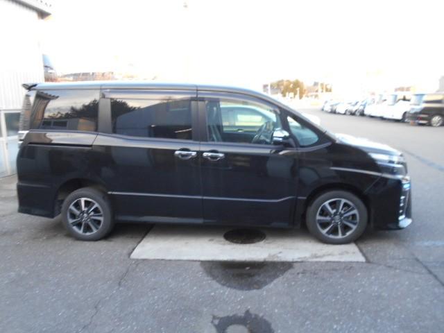 ヴォクシー ＺＳ　煌ＩＩＩ　４ＷＤ　乗車定員７人　両側電動スライドドア　メモリーナビ　フルセグＴＶ　バックカメラ　後席モニター　３列シート　アイドリングストップ　盗難防止システム　記録簿　衝突被害軽減システム　ＡＢＳ（20枚目）