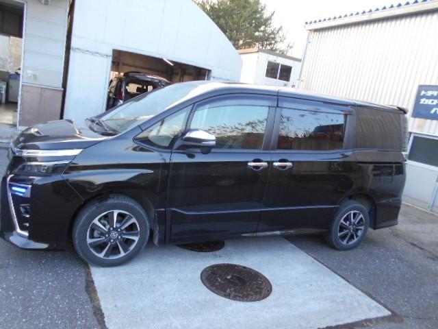 ヴォクシー ＺＳ　煌ＩＩＩ　４ＷＤ　乗車定員７人　両側電動スライドドア　メモリーナビ　フルセグＴＶ　バックカメラ　後席モニター　３列シート　アイドリングストップ　盗難防止システム　記録簿　衝突被害軽減システム　ＡＢＳ（21枚目）