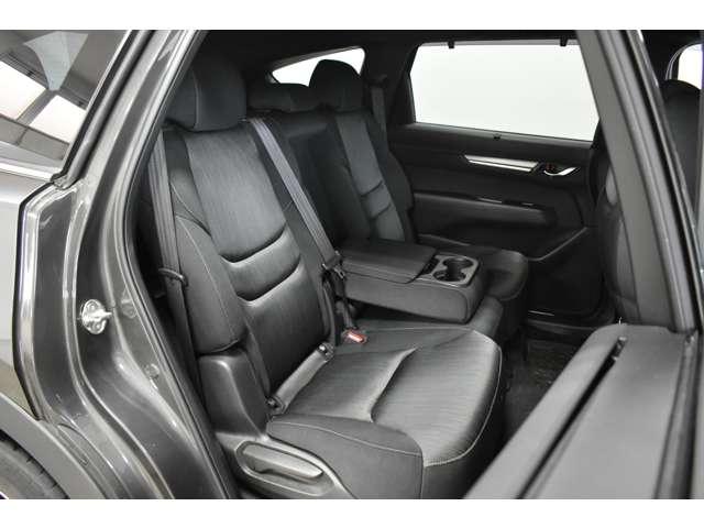 �傫�ȃA�[�����X�g�������̃Z�J���h�V�[�g���t�����g���l�̃f�U�C���ŁA��薳�����g�����������܂��B