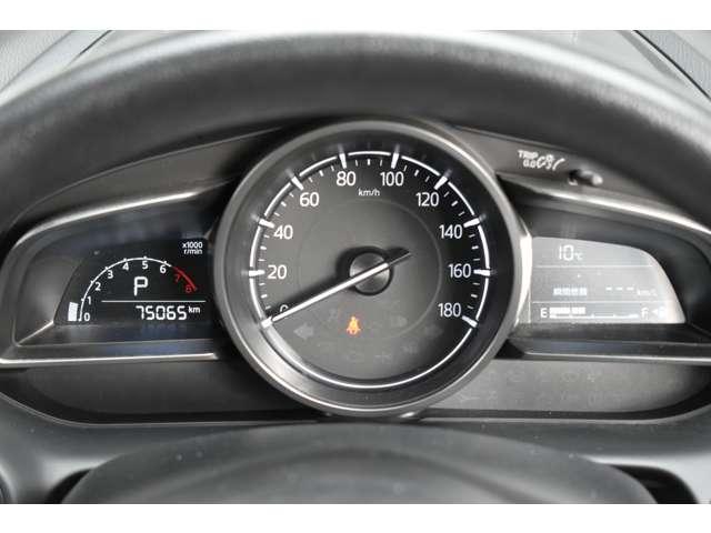 デミオ １．５　１５Ｓ　４ＷＤ　全周囲カメラ　アドバンストキー　衝突被害軽減ブレーキ　ＤＶＤ再生　コーナーソナー　キーレス　横滑り防止装置　オートエアコン　４ＷＤ　ＥＴＣ　バックカメラ　アイドリングストップ　パワステ　地デジＴＶ（5枚目）