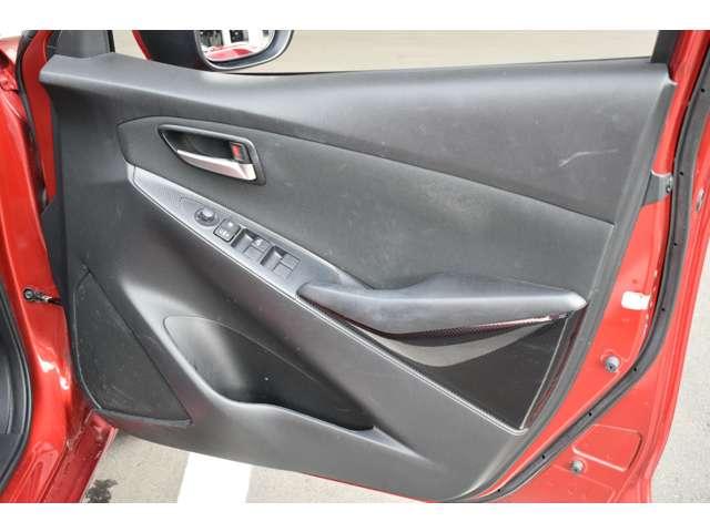 デミオ １．５　１５Ｓ　４ＷＤ　全周囲カメラ　アドバンストキー　衝突被害軽減ブレーキ　ＤＶＤ再生　コーナーソナー　キーレス　横滑り防止装置　オートエアコン　４ＷＤ　ＥＴＣ　バックカメラ　アイドリングストップ　パワステ　地デジＴＶ（11枚目）