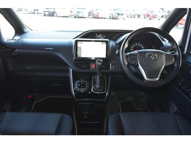 ヴォクシー ２．０　ＺＳ　煌　４ＷＤ　両側電動ドア・ＬＥＤライト・フリップダウ　セキュリティー　点検記録簿　スマートキー＆プッシュスタート　Ｗエアコン　ＬＥＤヘッド　ミュージックプレイヤー接続可　４ＷＤ車　横滑り防止　バックモニター（3枚目）