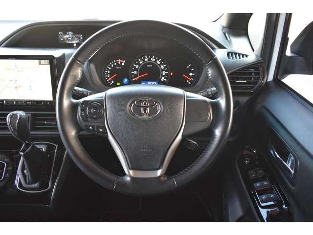 ヴォクシー ２．０　ＺＳ　煌　４ＷＤ　両側電動ドア・ＬＥＤライト・フリップダウ　セキュリティー　点検記録簿　スマートキー＆プッシュスタート　Ｗエアコン　ＬＥＤヘッド　ミュージックプレイヤー接続可　４ＷＤ車　横滑り防止　バックモニター（4枚目）