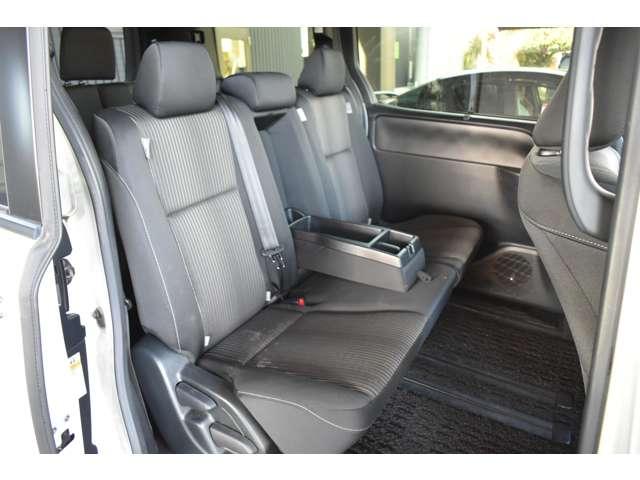 ヴォクシー ２．０　ＺＳ　煌　４ＷＤ　両側電動ドア・ＬＥＤライト・フリップダウ　セキュリティー　点検記録簿　スマートキー＆プッシュスタート　Ｗエアコン　ＬＥＤヘッド　ミュージックプレイヤー接続可　４ＷＤ車　横滑り防止　バックモニター（15枚目）