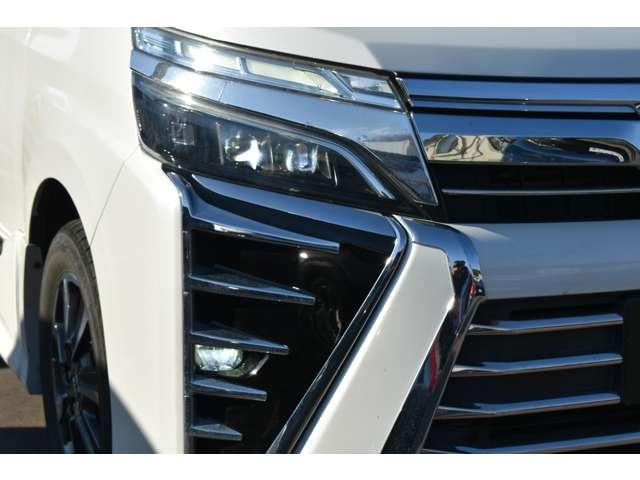 ヴォクシー ２．０　ＺＳ　煌　４ＷＤ　両側電動ドア・ＬＥＤライト・フリップダウ　セキュリティー　点検記録簿　スマートキー＆プッシュスタート　Ｗエアコン　ＬＥＤヘッド　ミュージックプレイヤー接続可　４ＷＤ車　横滑り防止　バックモニター（18枚目）