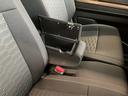 フロントシート:小物入れ付きアームレスト装備