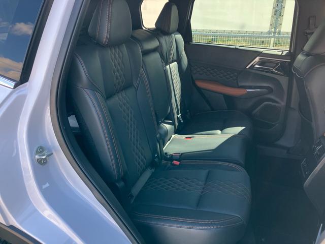 アウトランダーＰＨＥＶ Ｐ　４ＷＤ　１０年１０万キロ特別保証延長　スポーティパッケージ　純正スマホ連携ナビ　アラウンドビューモニタ－　前後ドライブレコーダー　ＥＴＣ２．０　ＭＩ－ＰＩＬＯＴ　衝突被害軽減ブレーキ　コーナーセンサー（20枚目）