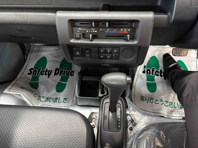 ハイゼットトラック スタンダード 電子4WD 純正ラジオ(AM・FM) ハロゲンヘッドライト マニュアルエアコン オートライト/ハイビーム コーナーセンサー ストロング防錆 VSC(横滑り防止機能) スマートアシスト(予防安全装置)(11枚目)