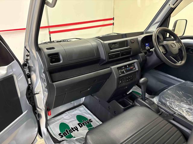 ハイゼットトラック スタンダード 電子4WD 純正ラジオ(AM・FM) ハロゲンヘッドライト マニュアルエアコン オートライト/ハイビーム コーナーセンサー ストロング防錆 VSC(横滑り防止機能) スマートアシスト(予防安全装置)(13枚目)