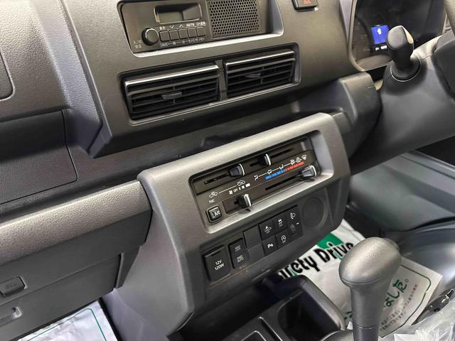 ハイゼットトラック スタンダード 電子4WD 純正ラジオ(AM・FM) ハロゲンヘッドライト マニュアルエアコン オートライト/ハイビーム コーナーセンサー ストロング防錆 VSC(横滑り防止機能) スマートアシスト(予防安全装置)(16枚目)