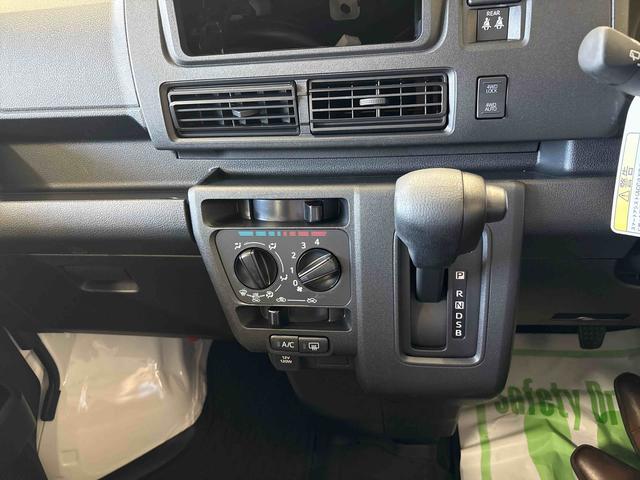 ハイゼットカーゴ スペシャル　電子４ＷＤ　マニュアルエアコン　ハロゲンヘッドライト　コーナーセンサー　ＶＳＣ（横滑り防止機能）　パワーウィンドウ　オートライト／ハイビーム　スマートアシスト（予防安全装置）（11枚目）