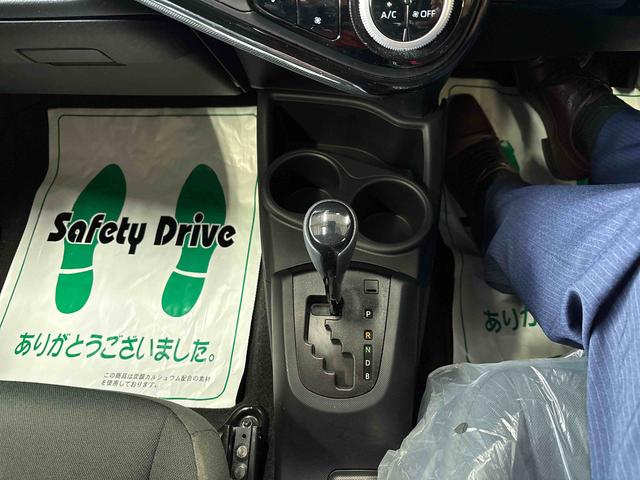 アクア Ｓスタイルブラック　純正ナビ　バックカメラ　電動ドアミラー　ハロゲンヘッドライト　社外ドライブレコーダー（前後）　オートエアコン／ライト／ハイビーム　ＥＴＣ　チルトステアリング　運転席シートリフター（11枚目）