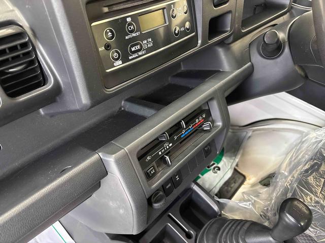ハイゼットトラック ＥＸＴ　パートタイム４ＷＤ　純正ＣＤ　マニュアルエアコン　ハロゲンヘッドライト／フォグランプ　キーレスエントリー　デフロック　荷台作業灯　ストロング防錆　パワーウィンドウ　テールゲートチェーン（16枚目）